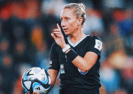 قضاوت بازی‌های فوتبال توسط یک زن آمریکایی
